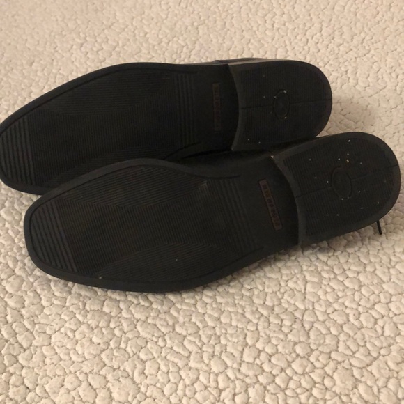 EUC Black Leather Florsheim shoes in Black
